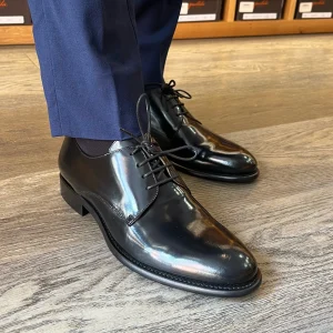 Derby nero in pelle spazzolata