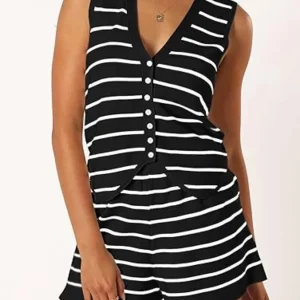 Amara - Completo casual con gilet a righe con bottoni e shorts