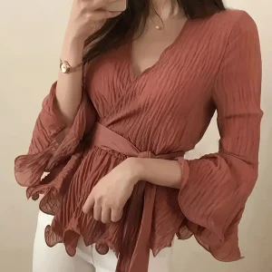 Celia - Elegante camicetta con scollo a V e volant sul davanti